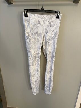 Lululemon Jasmine White Multi Leggings size 6